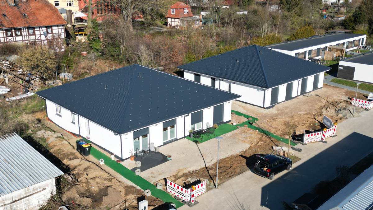 Die Bungalows mit Zuwegung und Außenanlagen