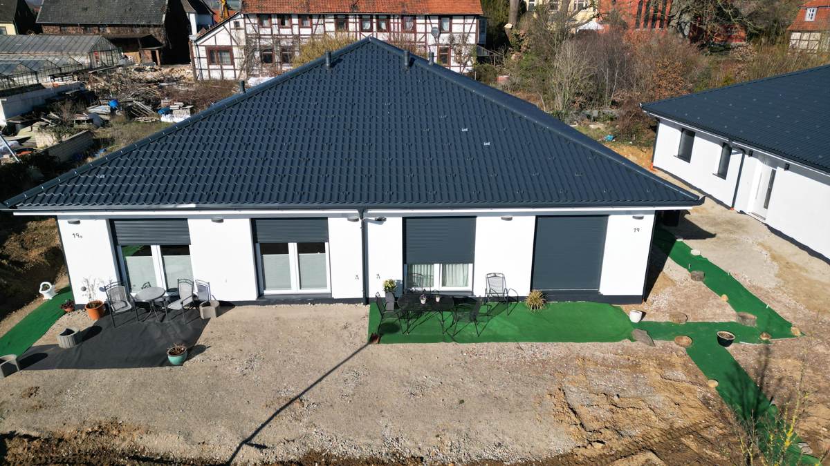 Terrassenseite mit den bodentiefen Fenstern