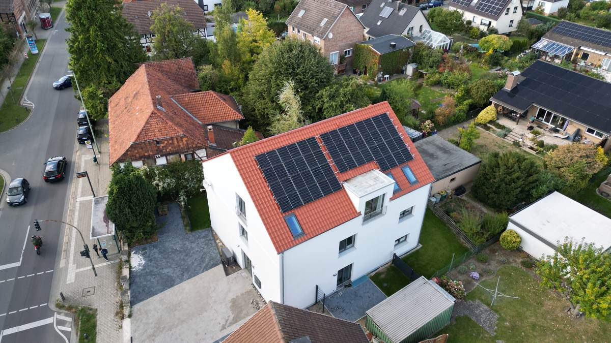 Straßenseite mit Eingang und Zufahrt