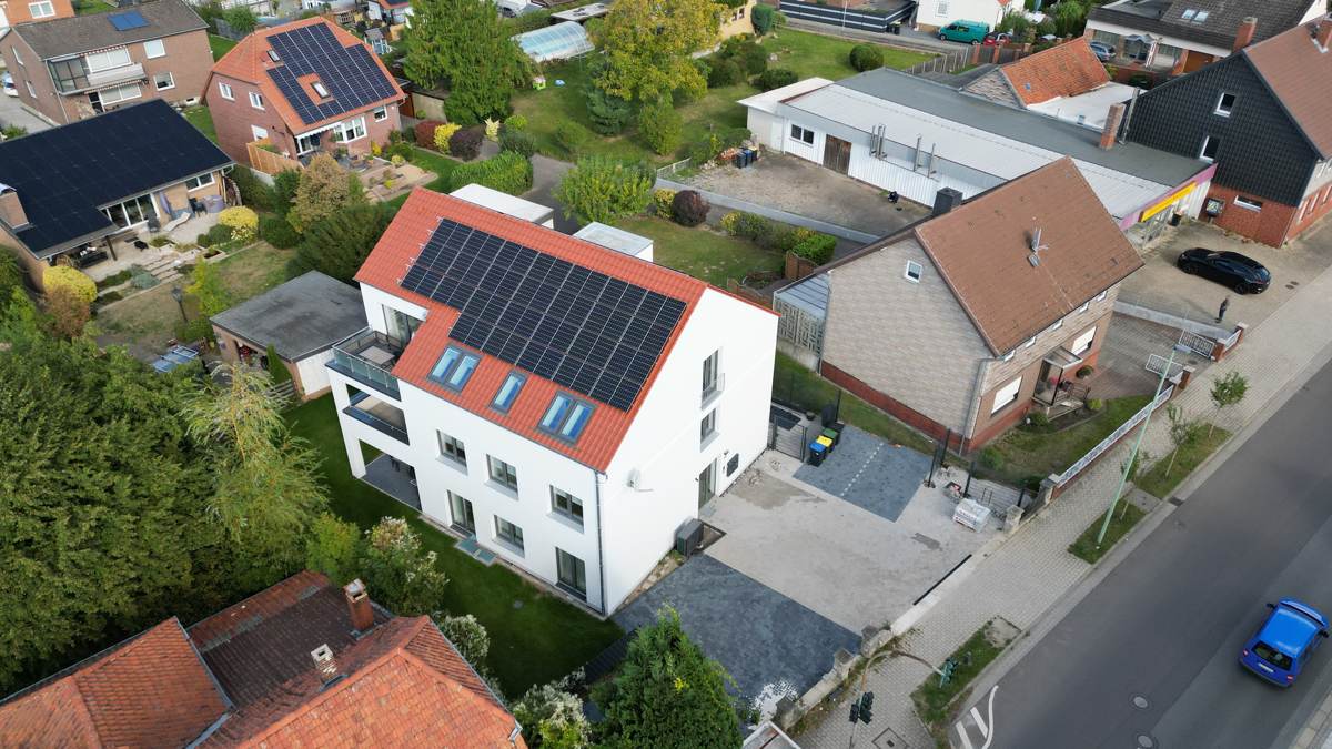 Das Gebäude zwischen der bestehenden Ortsbebauung