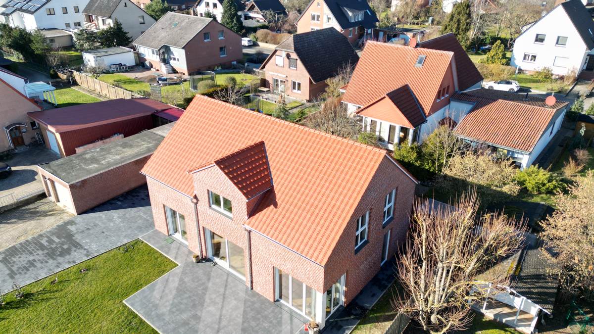 Gartenseite mit Terrasse