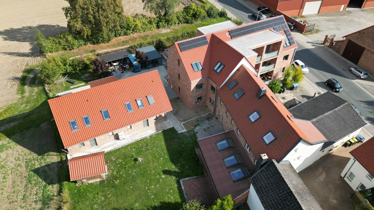 Hofseite mit Zufahrt und Nebengebäude
