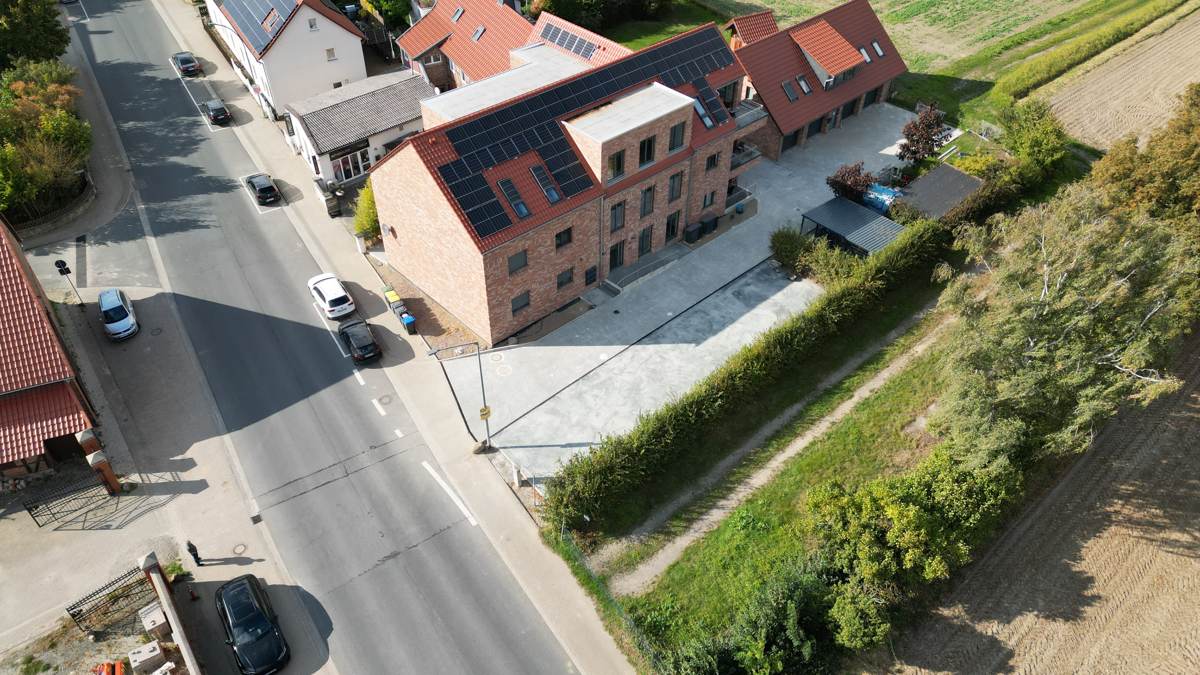 Das Gebäude an der Ortsdurchfahrt