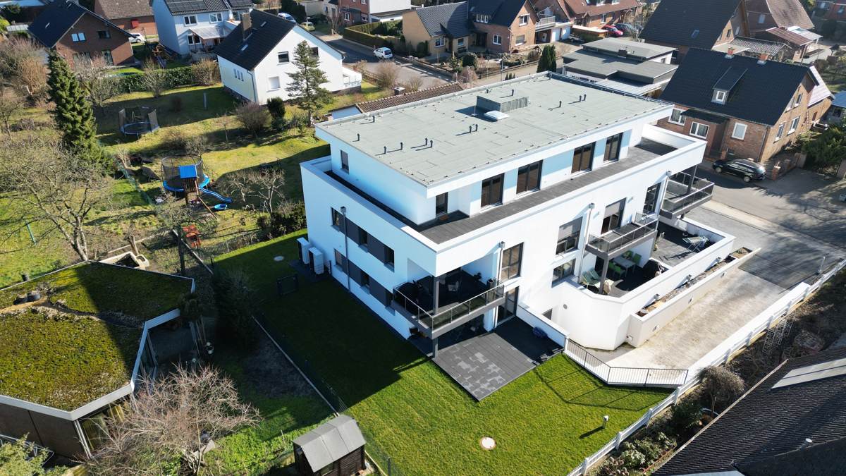Gartenseite mit den umlaufenden Balkonen