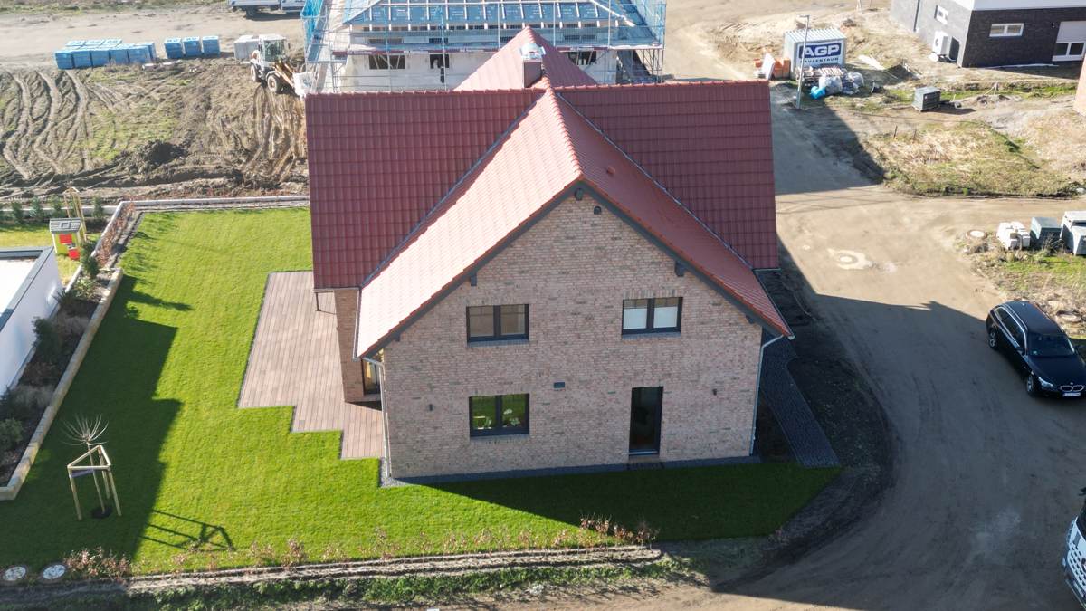 Gartenseite mit Terrasse und Rasenfläche