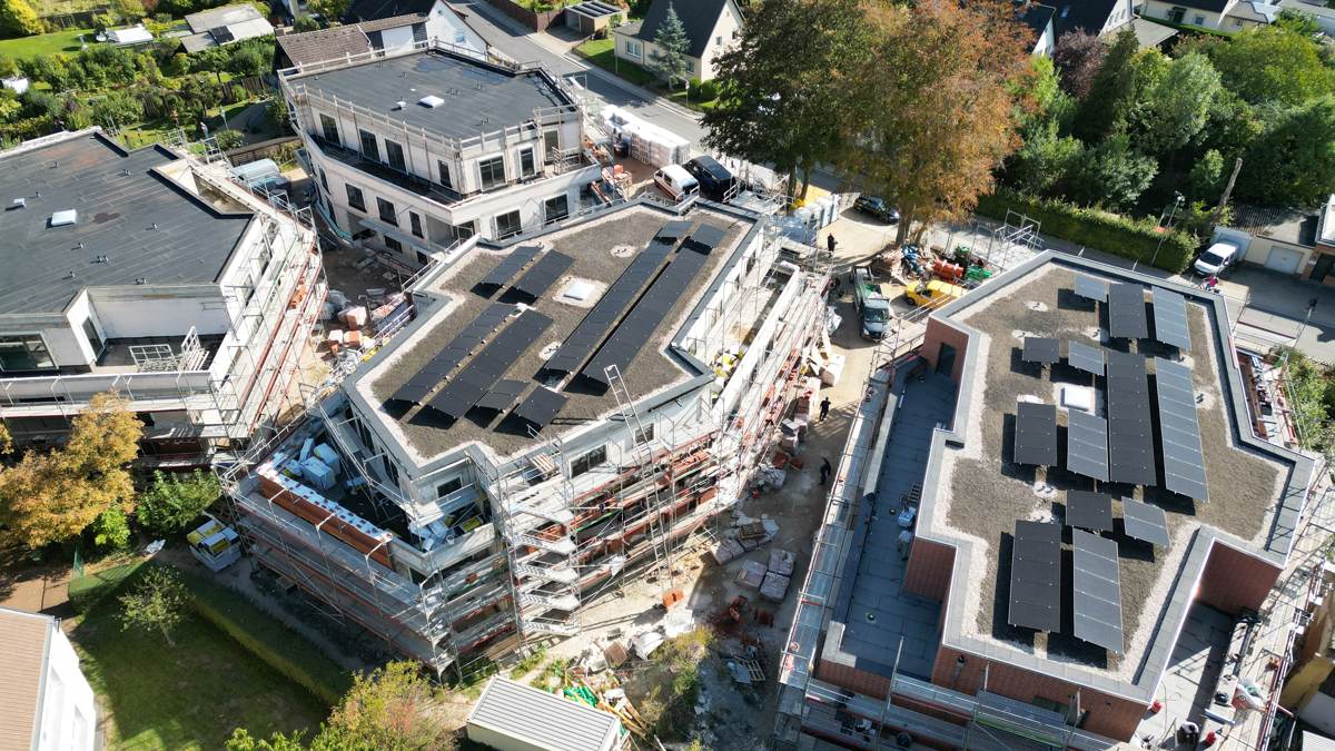 Blick über die fertiggestellten Dachflächen mit Photovoltaik