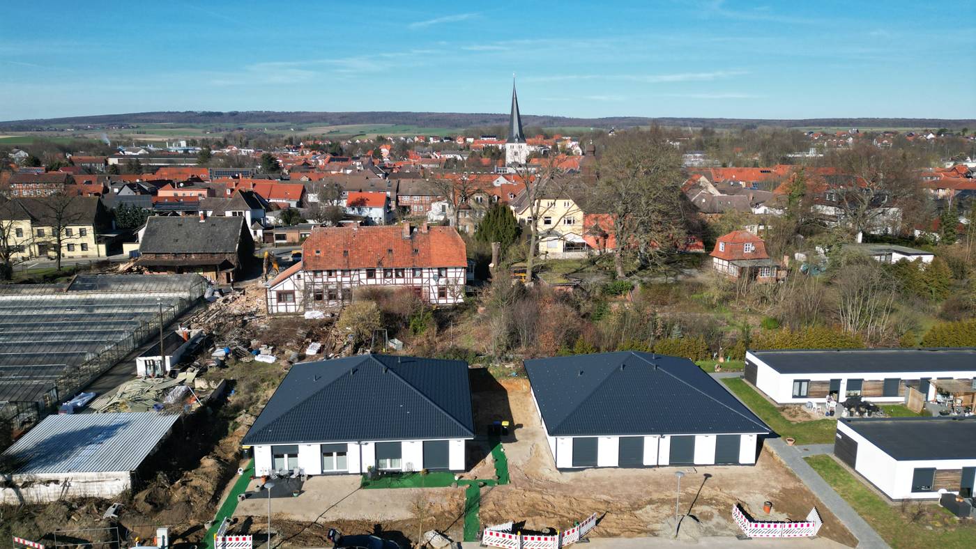 Doppelbungalows in Holzständerbauweise in Schöppenstedt, Luftaufnahme mit Ortskern