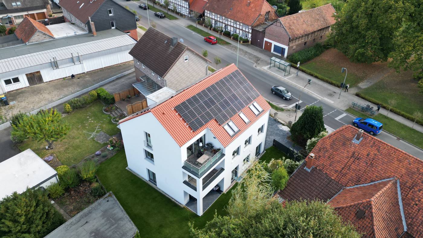 Mehrfamilienhaus in Cremlingen mit Photovoltaik-Dach und Balkonen