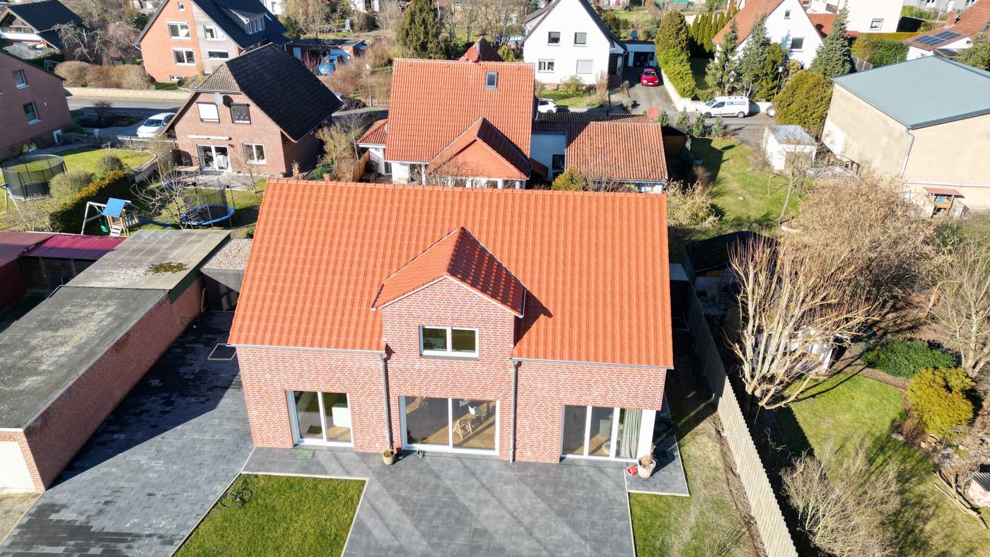 Einfamilienhaus aus rotem Klinker in Schwülper, Frontansicht aus der Luft