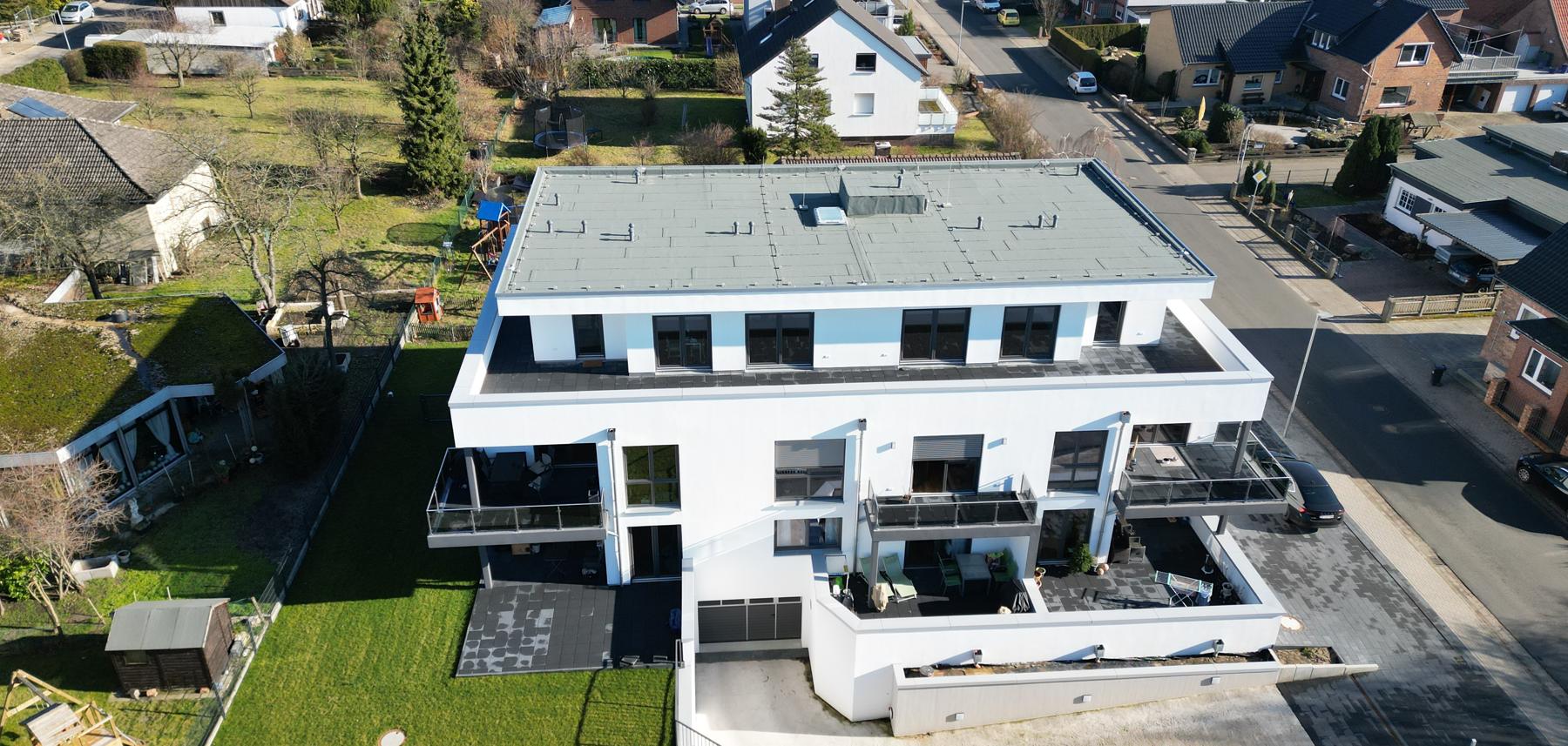Von BS-Bau errichtetes Mehrfamilienhaus in Schwülper aus der Vogelperspektive