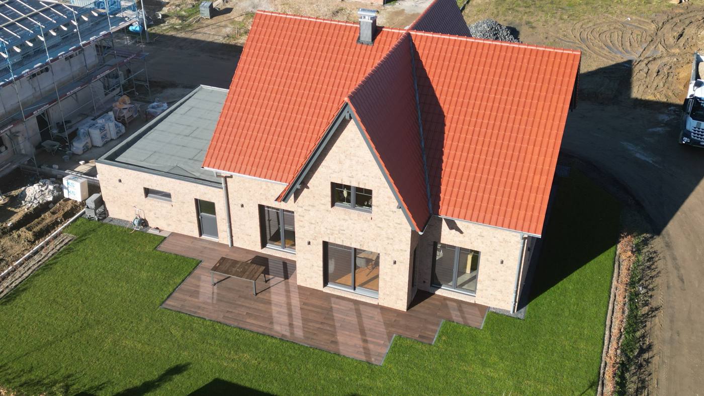 Friesenhaus mit steilem Ziegeldach und Terrasse im Neubaugebiet Schwülper